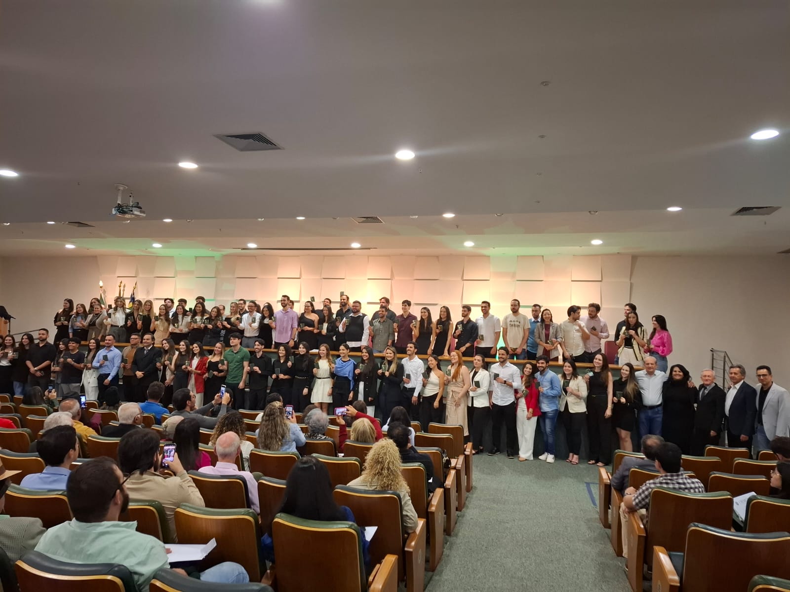 Cremego entrega carteiras a novos médicos