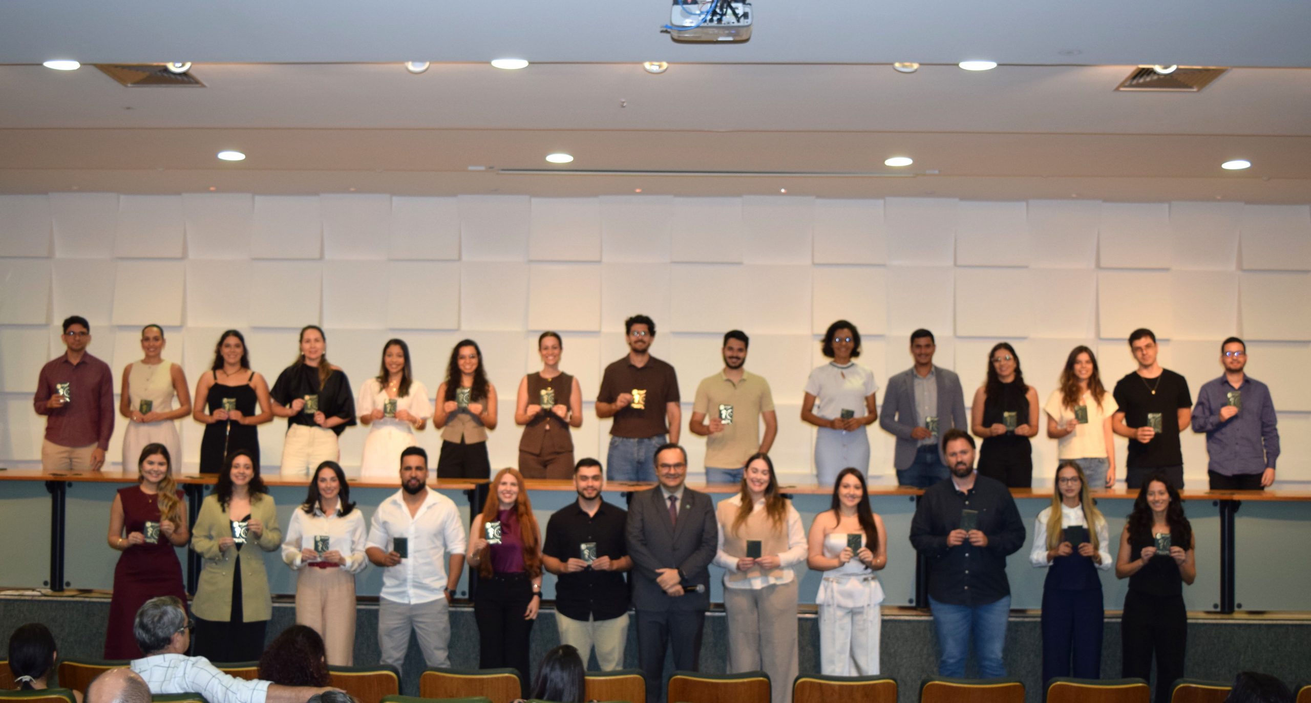 26/05/26 – Cremego entrega carteiras a novos médicos